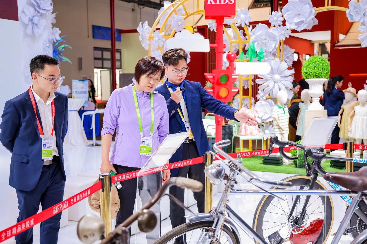 航空级碳麻纤维自行车展示现代科技与环保理念的结合。