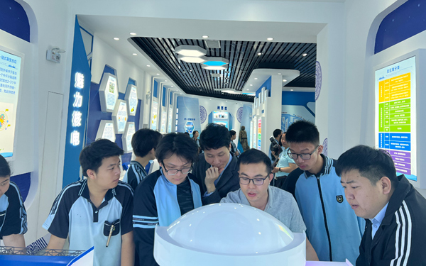 学生们在参观科普基地。高德年摄