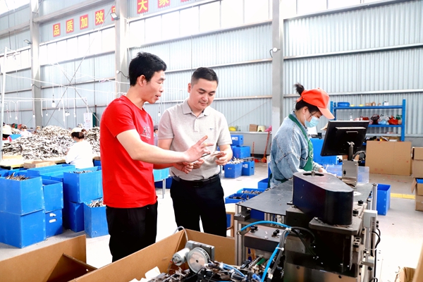 羽毛球生产车间。朱汝芳摄