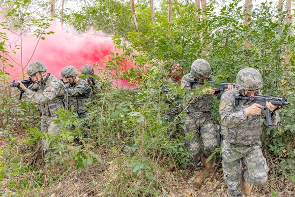 武警官兵进行小组交替掩护搜索。