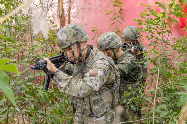 武警官兵进行战术协同搜索。