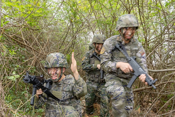 武警官兵掩护队友快速追击。