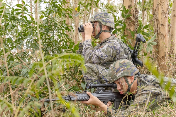 武警官兵在进行潜伏狙击。
