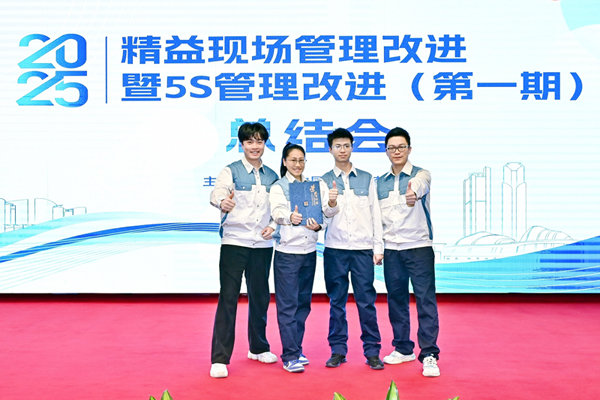 获奖小组成员合影。陈昕摄