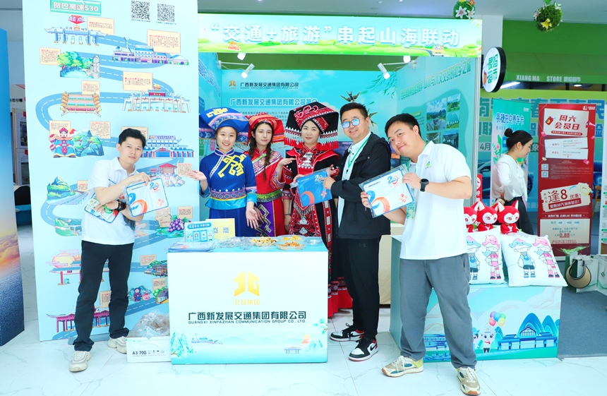 與現場嘉賓合影。劉艷艷攝