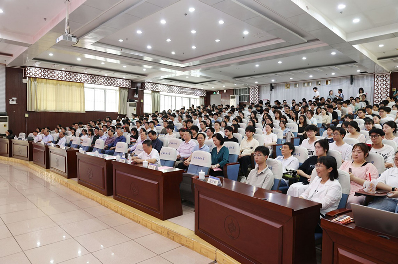 在场师生认真聆听报告会（自治区科协供图）