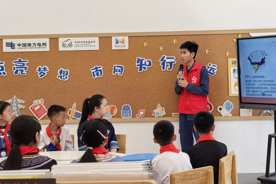 志愿者为学生科普用电知识。宁远楷摄
