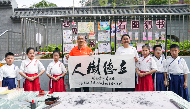 書法家現場揮毫。