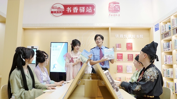 柳州站在高鐵讀書驛站開展讀書文化分享會。李俊鳴攝