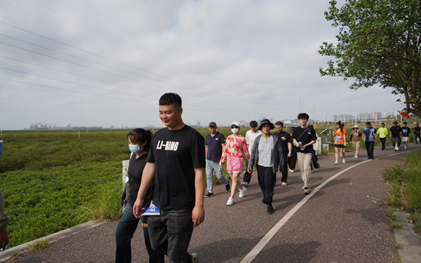 参与活动者沿着预定路线前行。零川摄