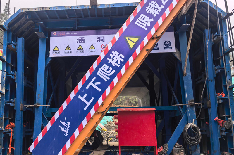 箱涵新型模板台车。黄清航摄