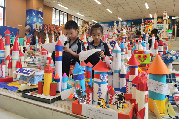 學生認真觀摩學習其他同學制作的航天模型作品。學校供圖