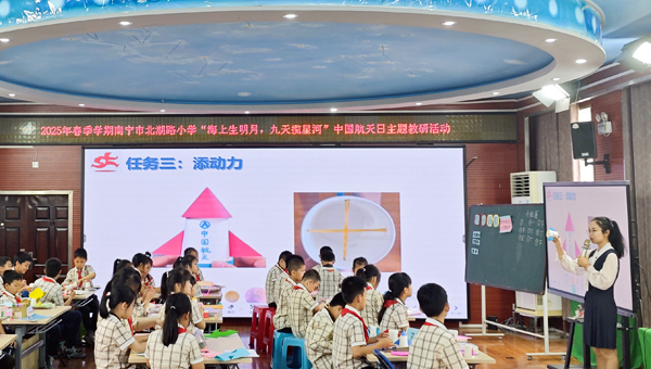 美術學科張嵐老師與三（2）班學生展示學科融合課《逐夢星河：紙杯橡皮筋火箭制作》。學校供圖