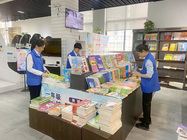 志愿者正在整理图书。