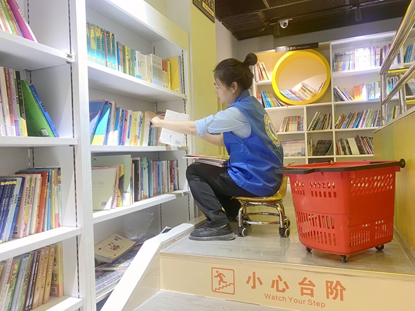 志愿者正在整理图书。