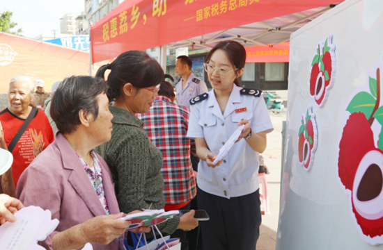 群眾積極參與“摘荔有獎”互動問答。張保軍攝