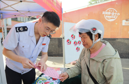 稅務人員為群眾解答政策問題。張保軍攝