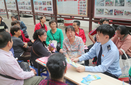 稅務人員向居民宣講稅費政策。黃振華攝