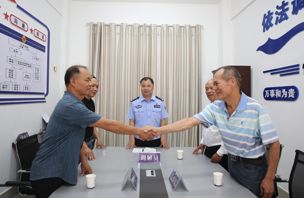 在“呗哝”调解室，经民警调解后双方握手言和