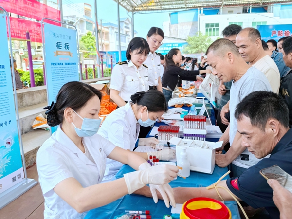 南寧海關對境外務工返鄉人員進行健康檢查義診。