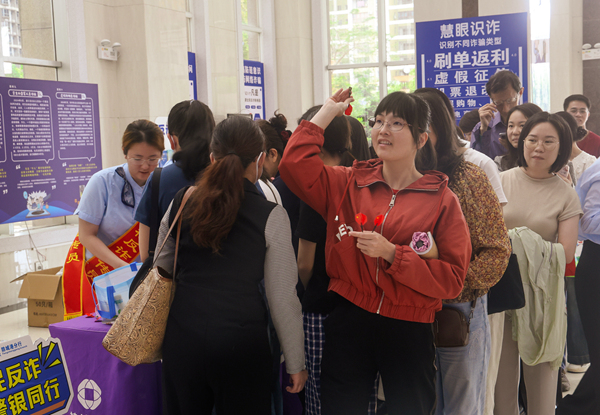 图为防城港市反诈中心民警为企业财务人员现场讲解反诈知识。凌源摄