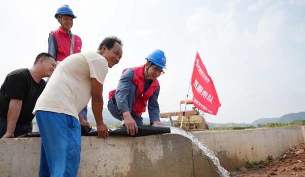 抽水成功，村民笑了。