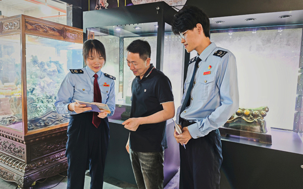 稅務骨干向參展商宣講稅收政策。邱韻寧攝