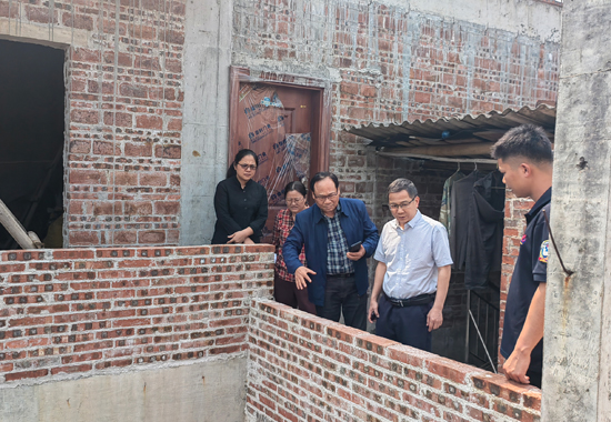 技術幫扶團隊實地指導農戶農房施工。自治區住房城鄉建設廳供圖