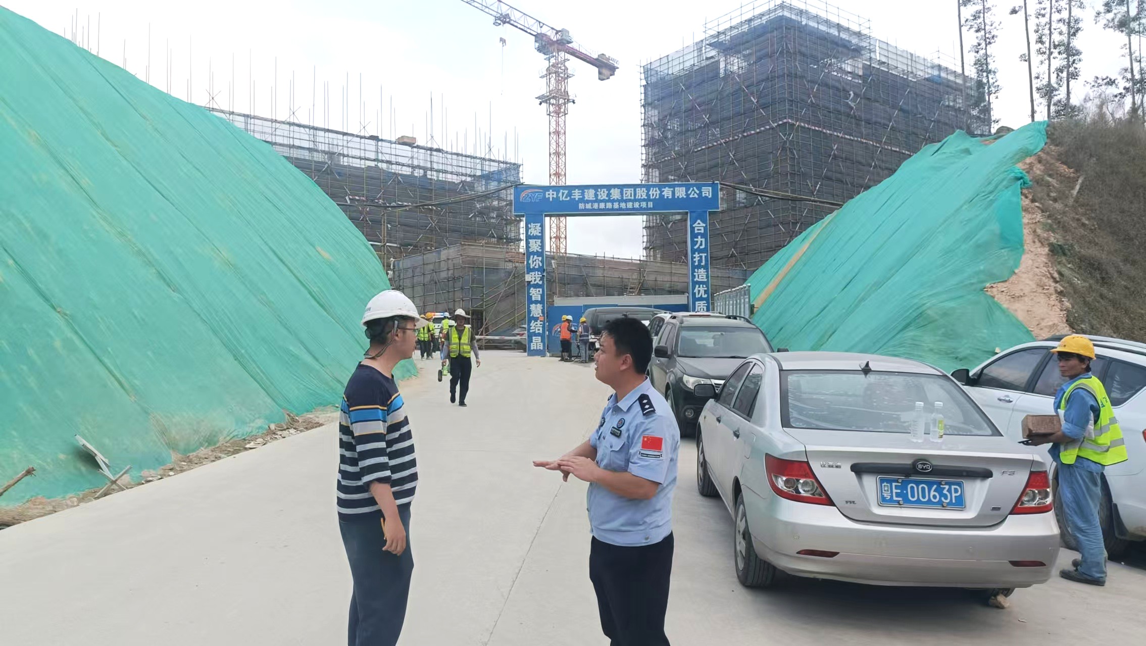 民警到項目開展相關工作。