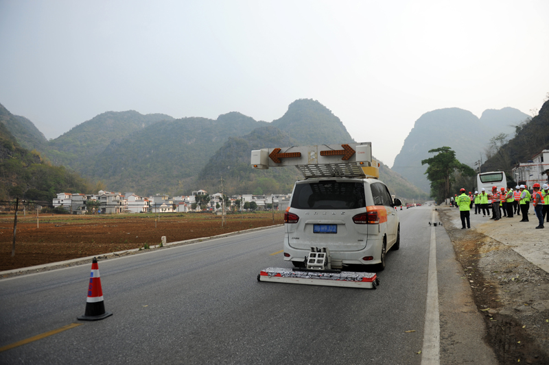 AI+圭目机器人协同无人机进行路况数据采集。李鑫摄