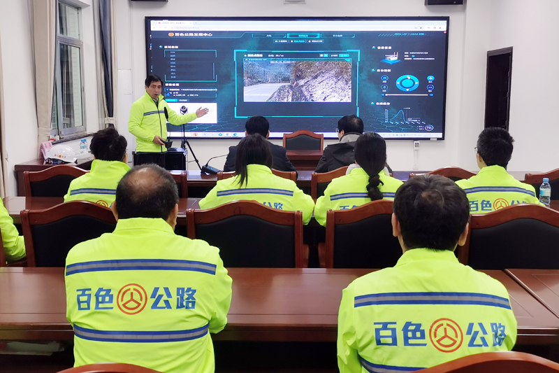 百色公路发展中心工作人员运用应急抢险智能监控指挥平台查看公路受灾情况。萧国盏摄