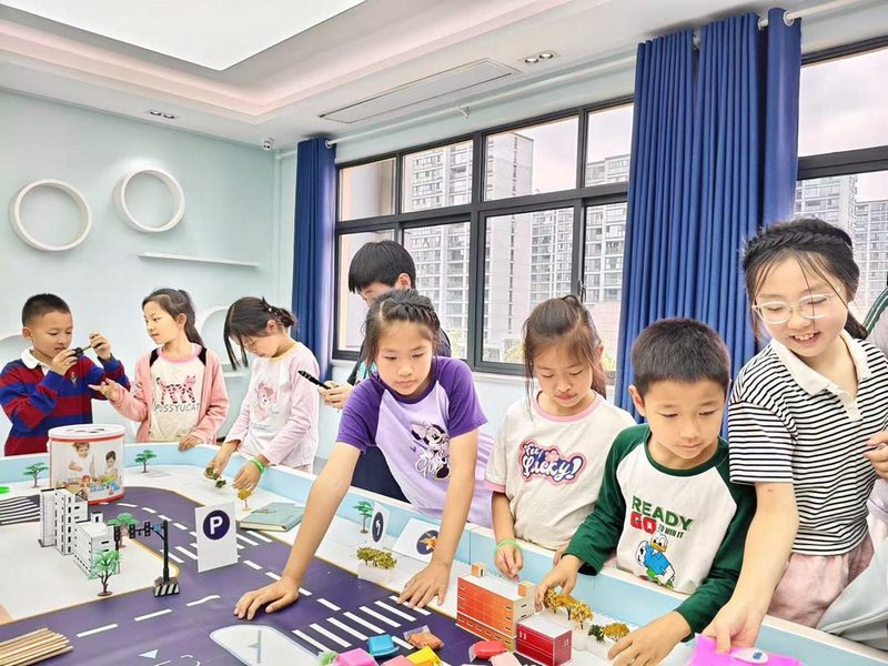 学生在学习制作香囊。