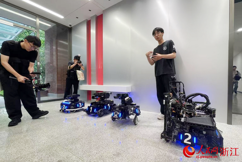 浙大信息与电子工程学院本科生刘健宇展示自制机器人。