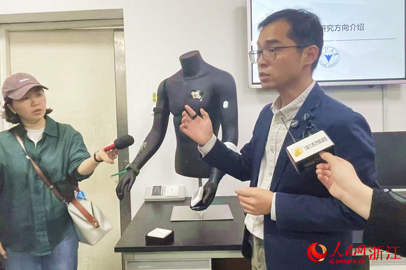 浙大生物医学工程与仪器科学学院特聘研究员梁波展示穿戴式血氧指环。