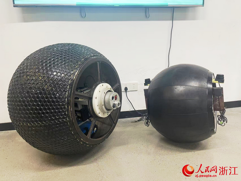 王酉研发的初代球形机器人。