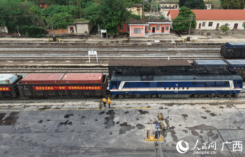 班列正在連挂機車整裝待發。