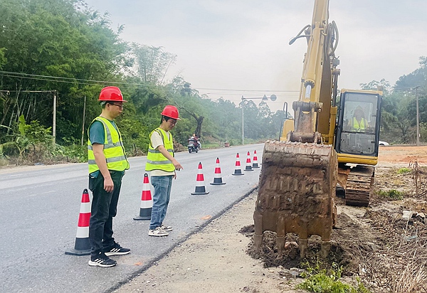 省道206线平山至陆落公路改建工程开工建设。谭锡雁摄