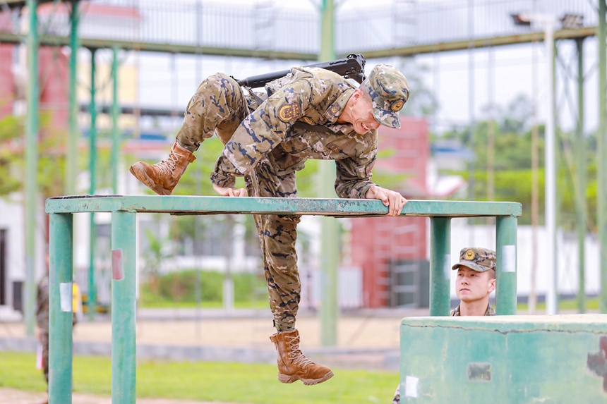 参赛官兵拼尽全力攀登。