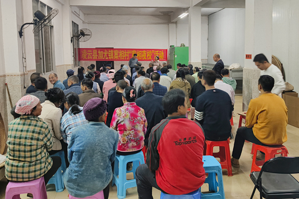 案相村组织开展夜校宣传活动。王云忠摄