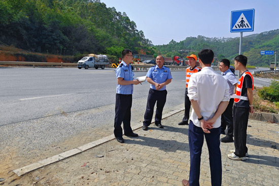 苍梧公路养护中心工作人员联合交警部门到G207线绕城线社学大道路口对交通安全设施进行排查。甘艺泓摄