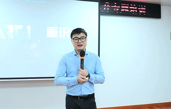 授课老师讲授《DeepSeek赋能职场效能提升》课程