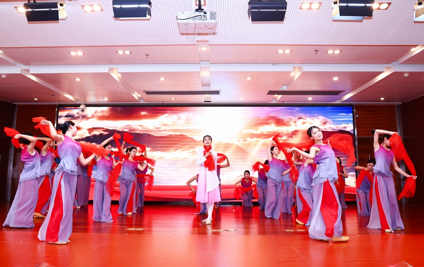 南宁市卫生学校学生表演舞蹈《心中的红》