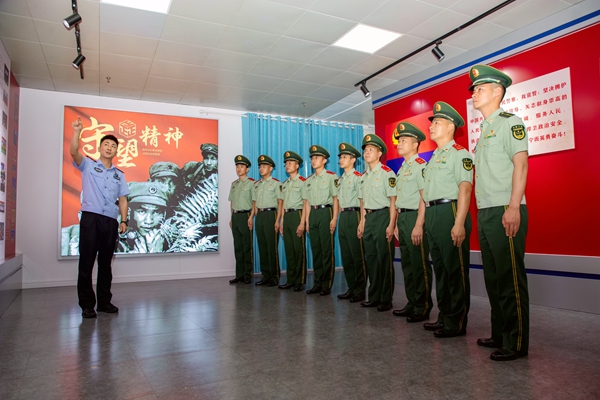 民警正在为官兵们讲解“枫桥式”派出所历史。