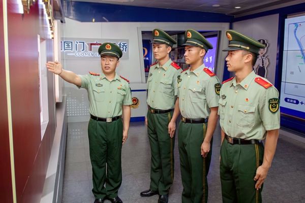官兵们参观学习好的经验做法。