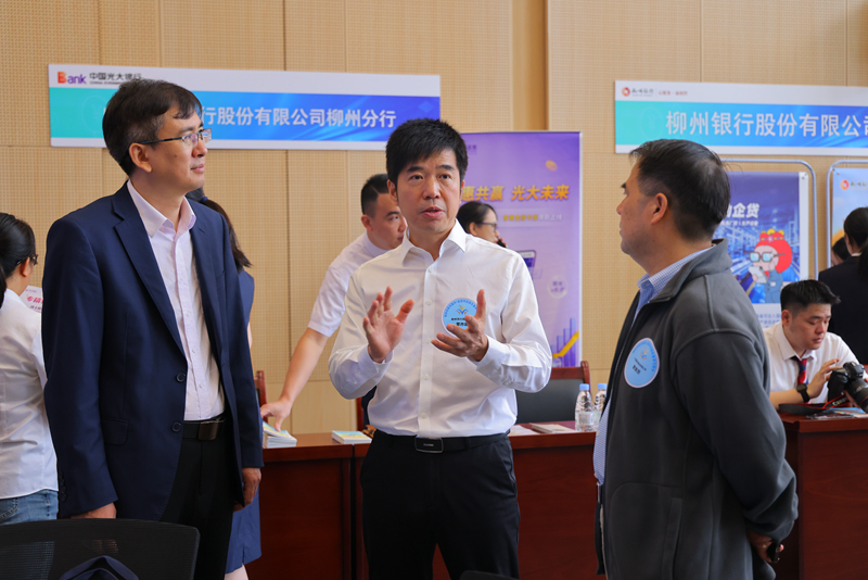 与会人员沟通交流。柳州市行政审批局供图