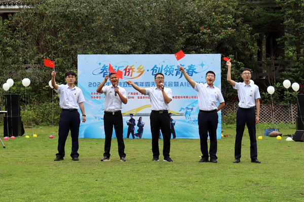 項目職工演唱《紅旗飄飄》。柏龍攝