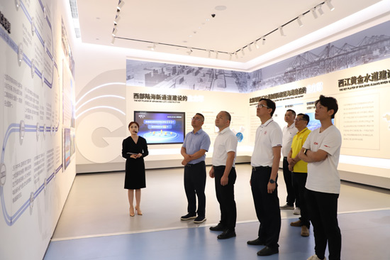 参观西部陆海新通道北部湾港展厅 (2)