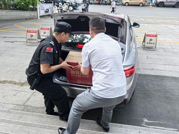 广发银行南宁金湖支行帮助客户将硬币搬运至车尾箱。广发银行南宁分行供图
