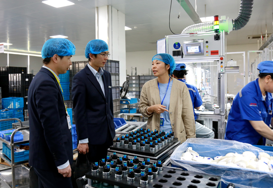 客戶經理深入廣西淞森車用部件有限公司了解企業生產情況。梁東密攝