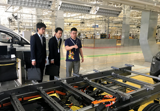 客戶經理深入柳州五菱新能源汽車有限公司了解企業生產情況。梁東密攝